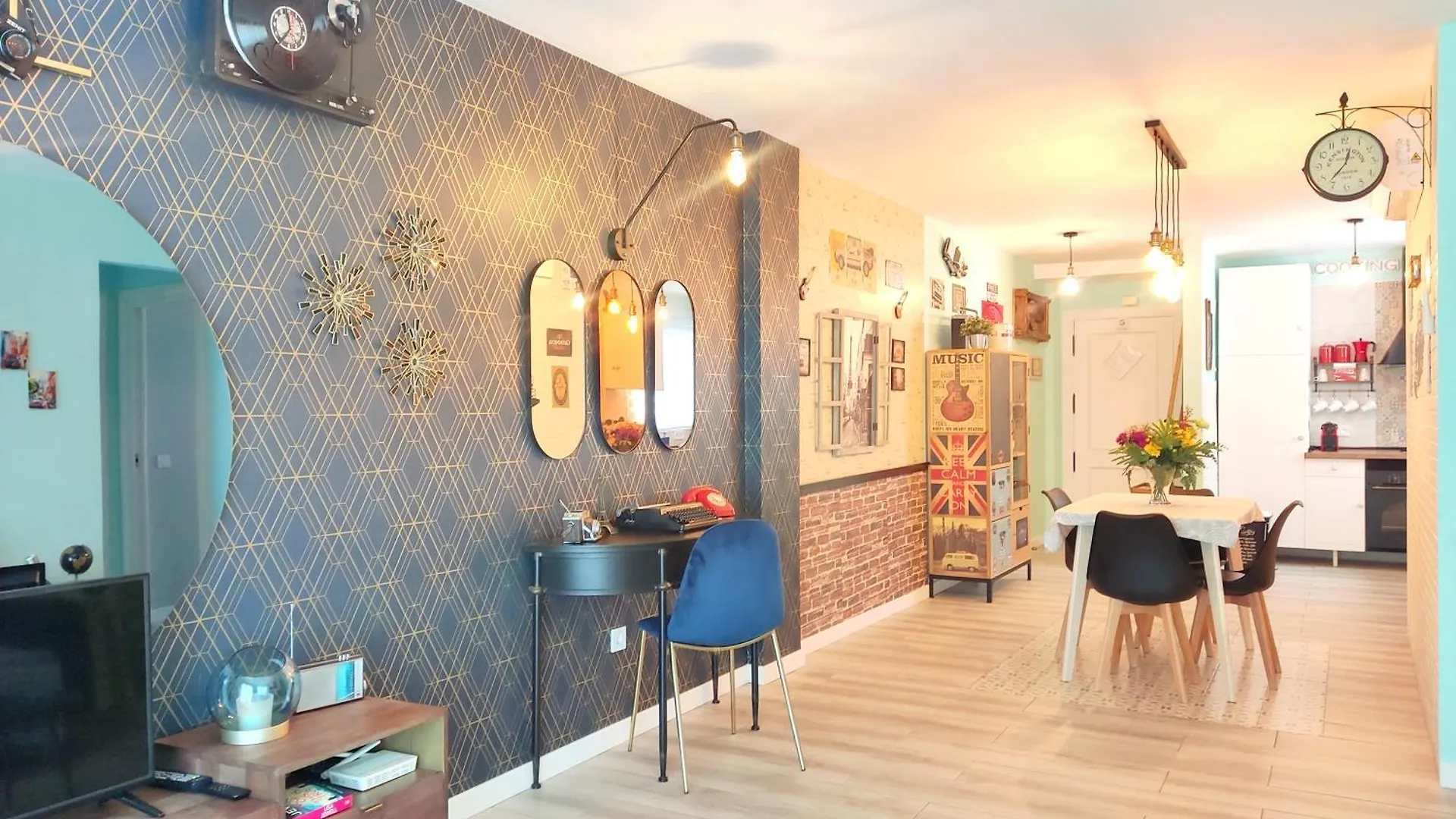 Ferienwohnung 80S Loft Vintage 15' Malaga Airport Free Guest Parking Alhaurín de la Torre Spanien